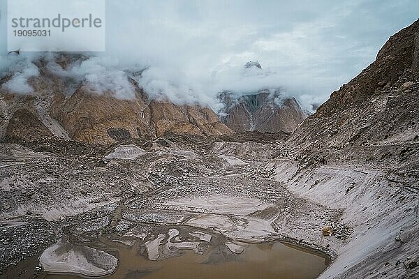 Landschaft um den Baltoro Gletscher im Karakoram Gebirge in Pakistan an einem bewölkten Tag