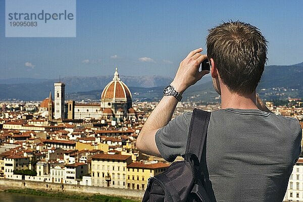 Ein Mann fotografiert Florenz