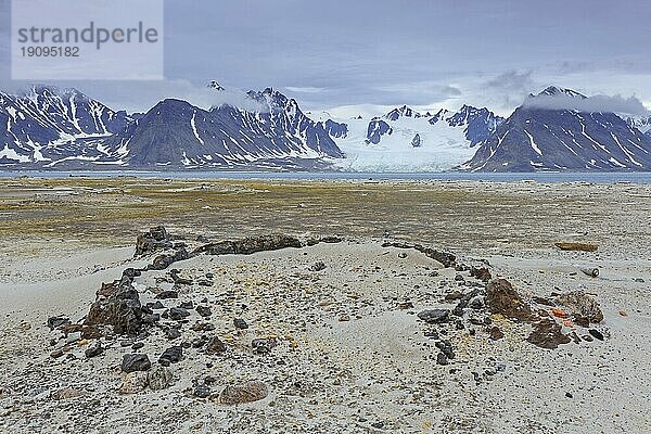 Überreste von Blubberöfen aus dem 17. Jahrhundert von holländischen Walfängern in Smeerenburg auf der Insel Amsterdam  Amsterdamøya  Svalbard  Spitzbergen  Norwegen  Europa