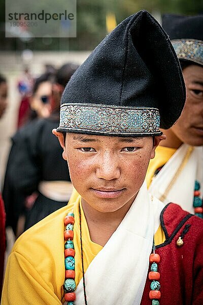 Ladakh  Indien  4. September 2018: Porträt eines jungen ethnischen indischen Mannes in traditioneller Kleidung auf einem Fest in Ladakh. Illustrativer Leitartikel  Asien