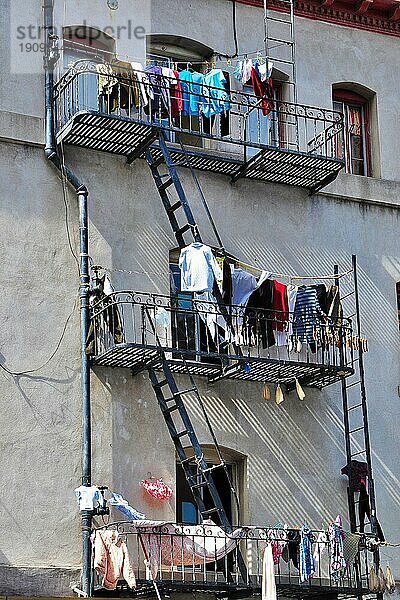 Hausfassade mit Balkons und Feuertreppe  Chinatown  San Francisco  Kalifornien  USA  Nordamerika