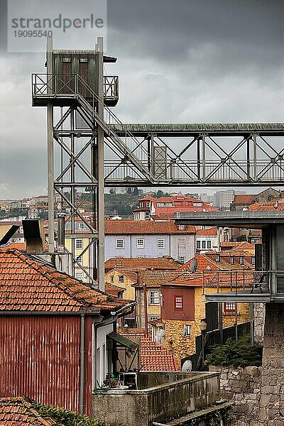 Alter Aufzug mit Fußgängerbrücke und traditionellen Häusern in der Stadt Porto in Portugal