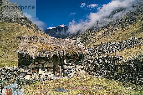 Traditionelle alte Steinhütte im Andengebirge in Bolivien auf dem Choro Trek