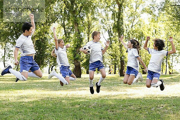 Kinder Sportbekleidung für das Springen im Freien