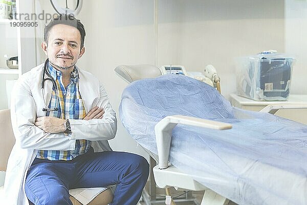 Latino Arzt posiert in seinem Schönheitszentrum