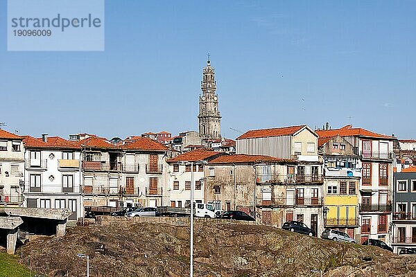 Oporto  Porto  Portugal  Skyline des historischen Stadtzentrums mit dem Turm der Clerigos Kirche in der Mitte  Europa