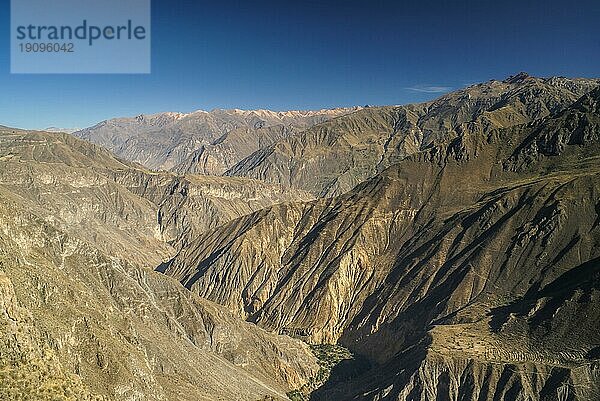 Malerischer Blick auf die trockene Landschaft um den Canon del Colca  ein berühmtes Touristenziel in Peru