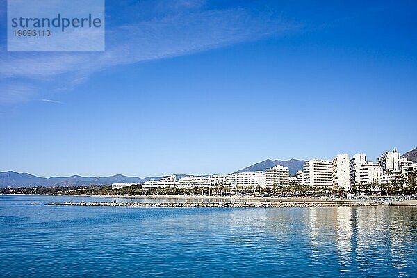 Appartementhäuser am ruhigen Mittelmeer im Ferienort Marbella an der Costa del Sol in Spanien  Region Andalusien  Provinz Malaga