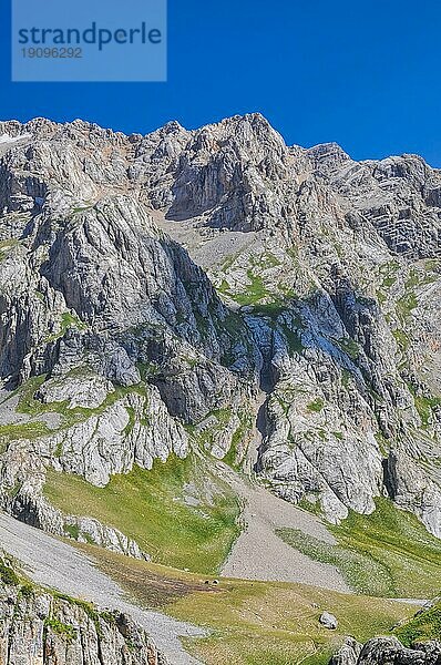 Landschaftlich reizvolle Berggipfel im Tien Shan in Kirgisistan