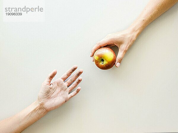 Draufsicht Hände beim Austausch von Lebensmitteln