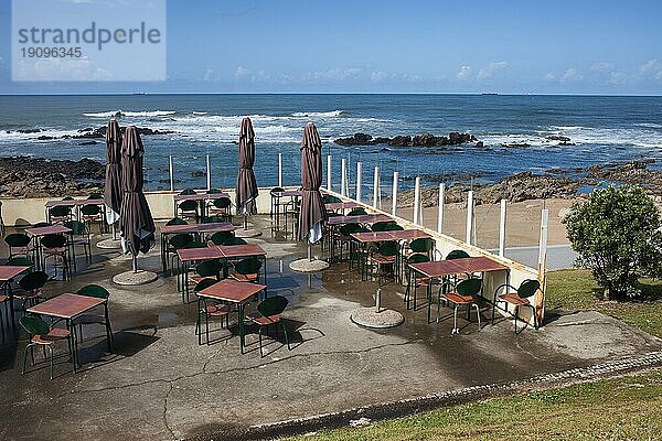 Café und Restaurant im Freien am Atlantischen Ozean im Stadtteil Foz von Porto in Portugal