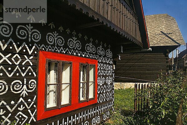 Bemalte Fassade eines traditionellen Holzhauses in der Slowakei im berühmten Dorf Cicmany