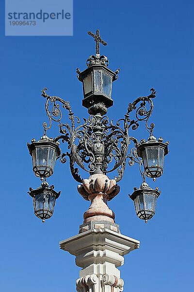 Verschnörkelte  alte Laterne  Straßenlaterne  Laternenpfahl  Teil eines Brunnens auf der Plaza Virgen de los Reyes in Sevilla  Andalusien  Spanien  Europa