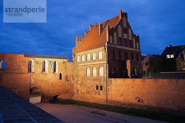 Bürgerhof bei Nacht und Stadtmauer in Torun  Polen  ehemalige Sommerresidenz der Bruderschaft des Heiligen Georg  mittelalterliche gotische Architektur  Europa