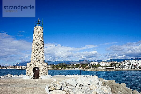 Steinerner Leuchtturm am Ende des Piers in Puerto Banus in Spanien  Südandalusien  Provinz Malaga