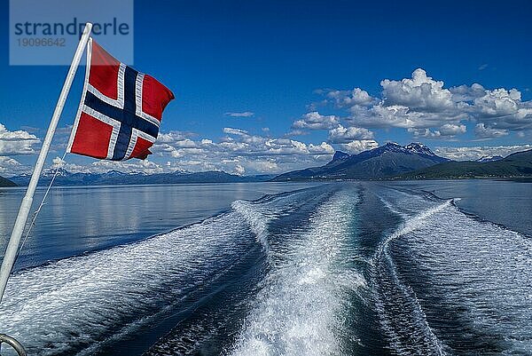 Norwegische Flagge auf der Fähre nach Svolvaer auf den Lofoten in Norwegen