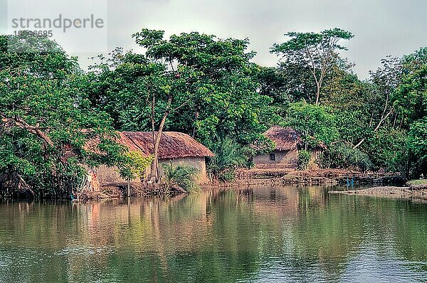 Landschaftliche Ansicht eines traditionellen Dorfes in Bangladesch