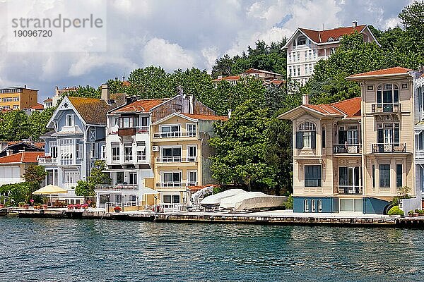 Traditionelle Häuser am Wasser an der Bosporusstraße in der Türkei