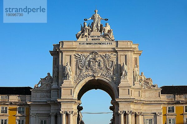 Allegorie des Ruhmes  der Tapferkeit und des Genies belohnt  darunter das Wappen von  Rua Augusta Arch bei Sonnenaufgang in Lissabon  Portugal. Statuen an der Spitze