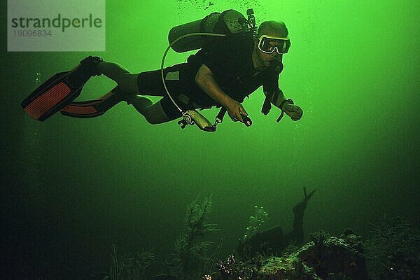 Taucher mit Lampe am Riff  Cayo Largo Cuba