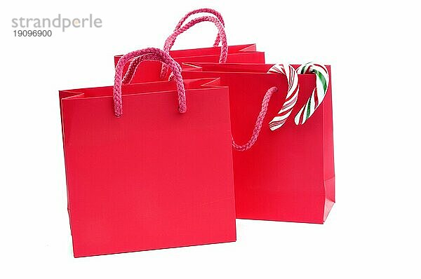 Drei rote Taschen mit Zuckerstangen und Textfreiraum
