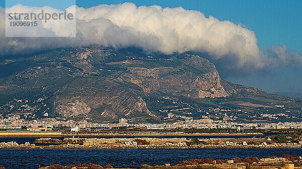 Mons Erix  Berg  Wolken über Berg  Meer  Trapani  Erice  Provinz Trapani  Berg  Sizilien  Italien  Europa