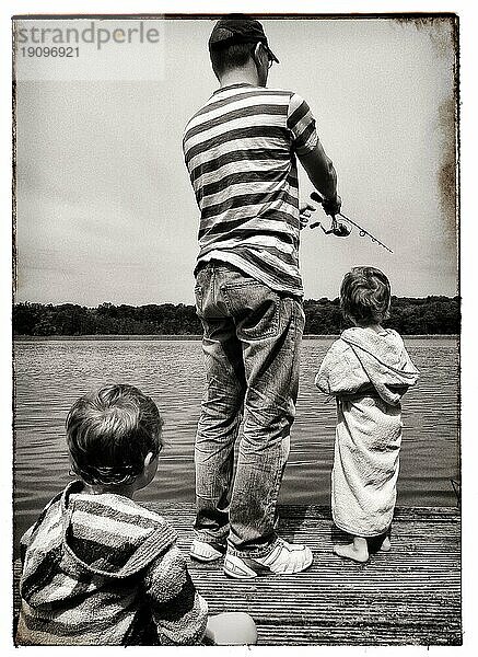 Vater geht mit Kindern angeln