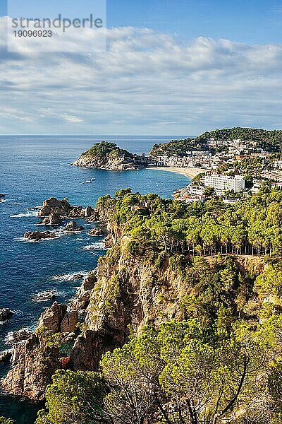 Costa Brava Küste des Mittelmeers (Balearen)  Blick in Richtung Tossa de Mar  Katalonien  Spanien  Europa