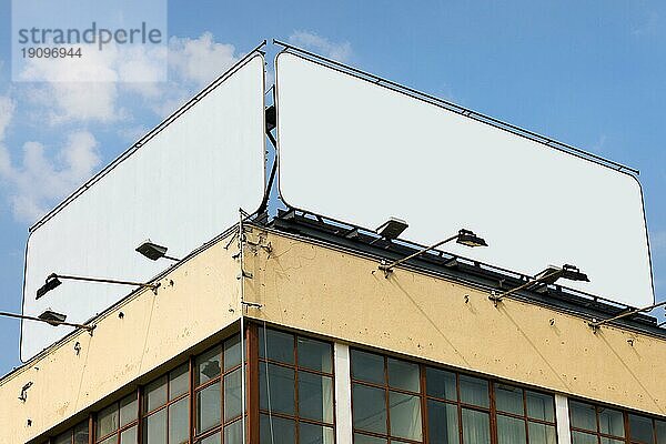 Zwei große leere Werbetafeln mit Werbefläche auf einem Gebäudedach
