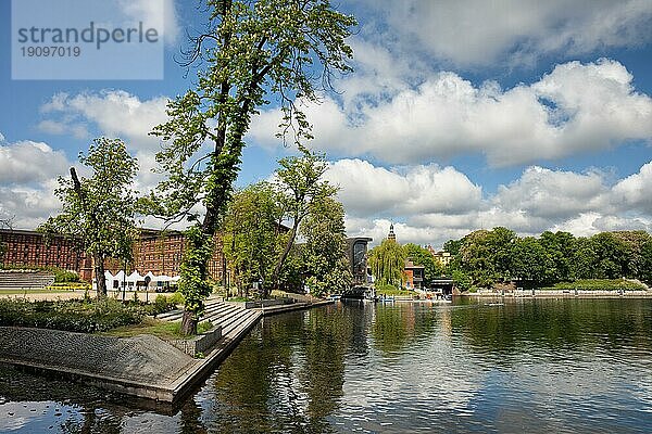 Mühleninsel (Wyspa Mlynska) und Fluss Brda in der Stadt Bydgoszcz  Polen  Europa