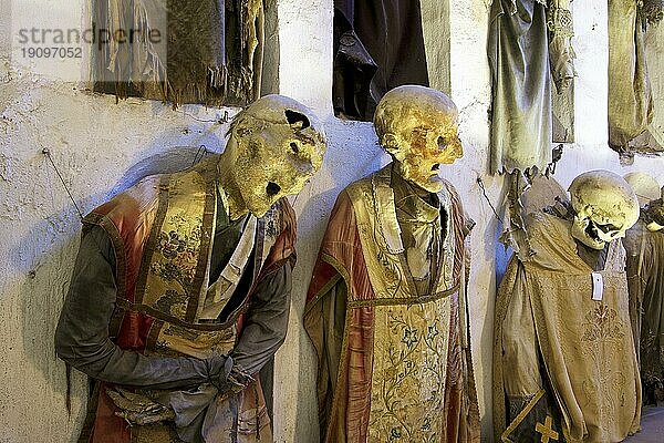 Zwei Mumien von Priestern  prachtvolle Gewänder  gut erhalten  Catacombe dei Cappuccini  Kapuziner-Kloster  Kapuziner-Gruft  Mumien  Palermo  Hauptstadt  Sizilien  Italien  Europa