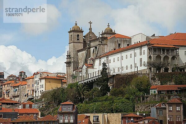 Igreja dos Grilos Kirche auf einem Hügel im historischen Zentrum von Porto in Portugal