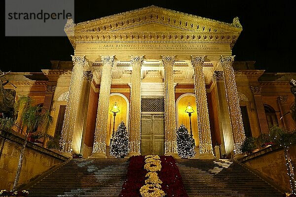 Nachtaufnahme  Portal  Superweitwinkel  festlich beleuchtet  Theatro Massimo  Opernhaus  Palermo  Hauptstadt  Sizilien  Italien  Europa