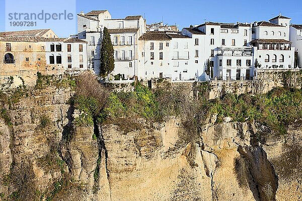 Altstadt von Ronda Wohnarchitektur  traditionelles Pueblo Blanco auf einer hohen Klippe in der Region Andalusien  Spanien  Europa