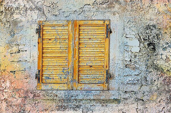 Holzfenster auf Grunge Hintergrund