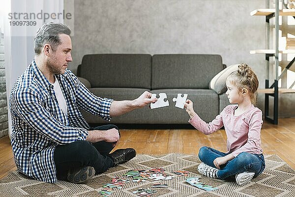 Vater Tochter Hand hält Puzzleteil