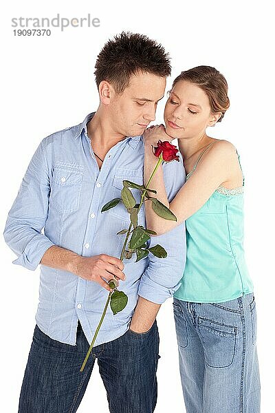 Casual Paar in romantischer Stimmung am Valentinstag vor weißem Hintergrund