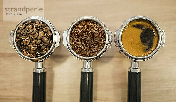 Draufsicht Kaffeemaschine Tassen mit verschiedenen Stufen Kaffee