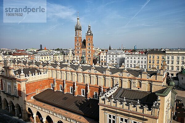 Stadt Krakau in Polen  Altstadtsilhouette mit Tuchhalle (Sukiennice)  Mietskasernen und St. Marienkirche