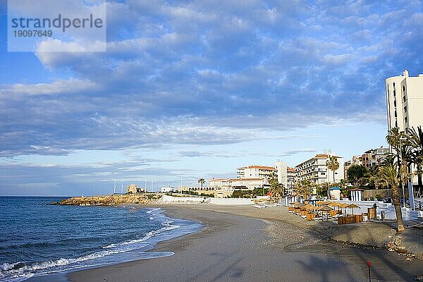 Sandstrand der Costa del Sol im Ferienort Nerja am Mittelmeer in Südspanien  Region Andalusien
