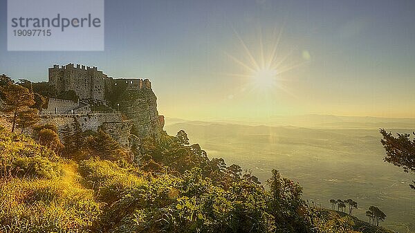 Morgenlicht  Gegenlicht  Sonne als Stern  Nebel  Castello di Venere  Blick in die Ebene  Erice  Provinz Trapani  Berg  Sizilien  Italien  Europa