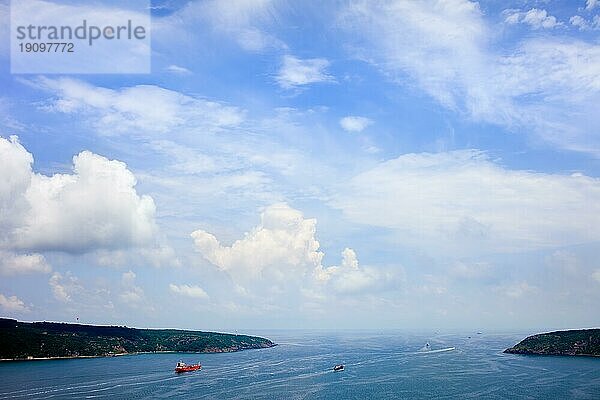 Mündung des Bosporus in das Schwarze Meer mit einer schönen Wolkenlandschaft in der Türkei
