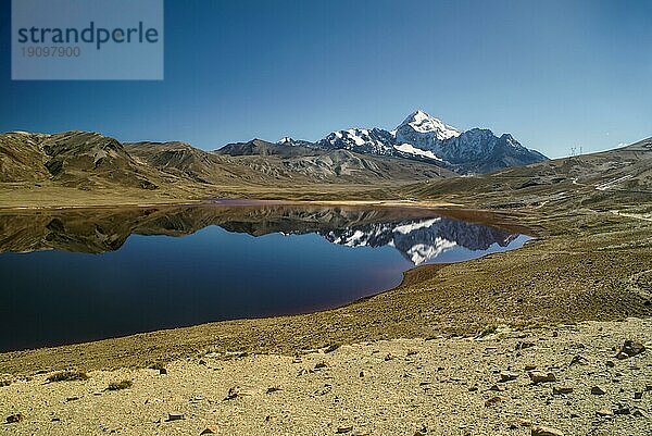 Landschaftlich reizvoller See mit dem Huayna Potosi im Hintergrund  einem Berg in den bolivianischen Anden