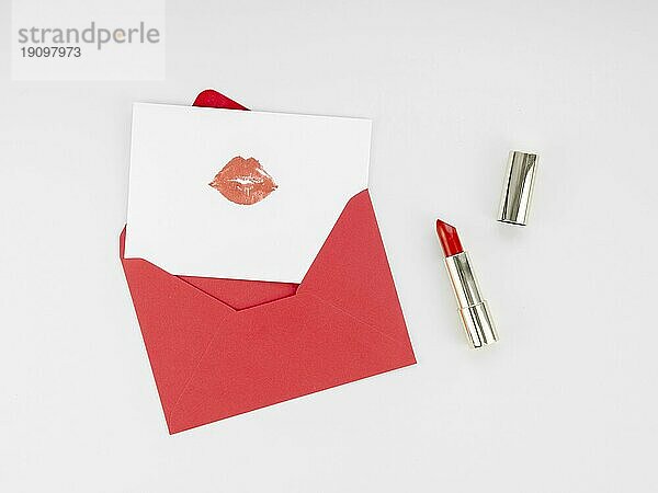 Draufsicht Brief mit Lippenstiftmarkierung