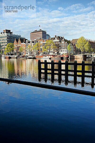 Stadt Amsterdam mit Blick auf den Fluss  Niederlande  Provinz Nordholland  Europa