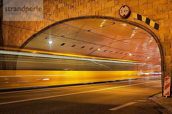 Nächtliche Ampelspuren auf einer Straße unter einem Tunnel im Stadtzentrum von Warschau  Polen  Europa