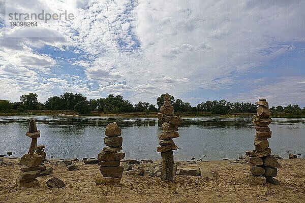 Skulpturen aus aufgeschichteten Steinen am Strand der Elbe  Sachsen-Anhalt  Deutschland  Europa