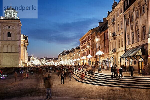 Die Stadt Warschau in Polen bei Nacht  historische Mietshäuser am Schlossplatz  Teil des Königswegs  links der Glockenturm der St. Annakirche