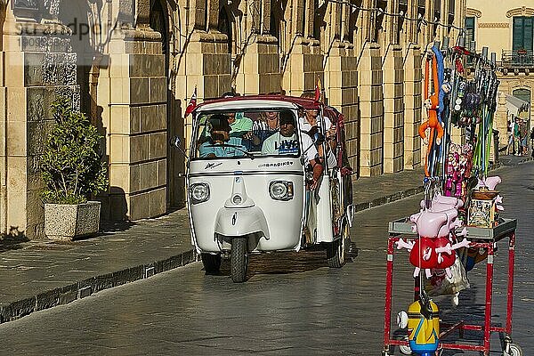 Ape  offenes motorisiertes Dreirad  Touristen  Noto  Barock-Stadt  Barock-Winkel  Südosten  Siziien  Italien  Europa