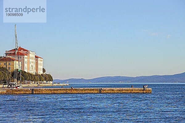Scenic Pier auf dem Adriatischen Meer Bucht in Zadar  Kroatien  viel Platz kopieren Zusammensetzung  Europa